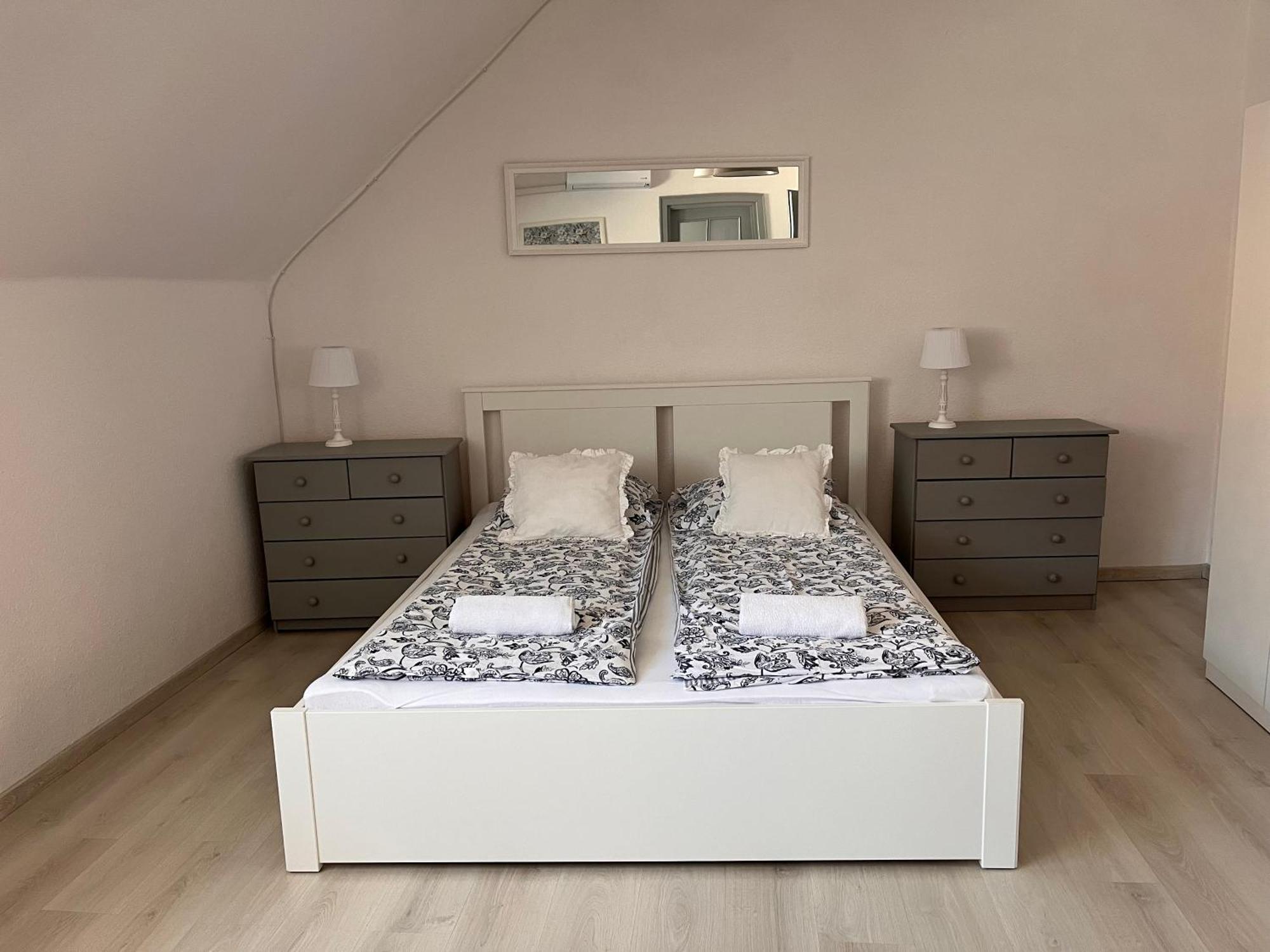 Pacsirta Apartman Grand Еґер Екстер'єр фото