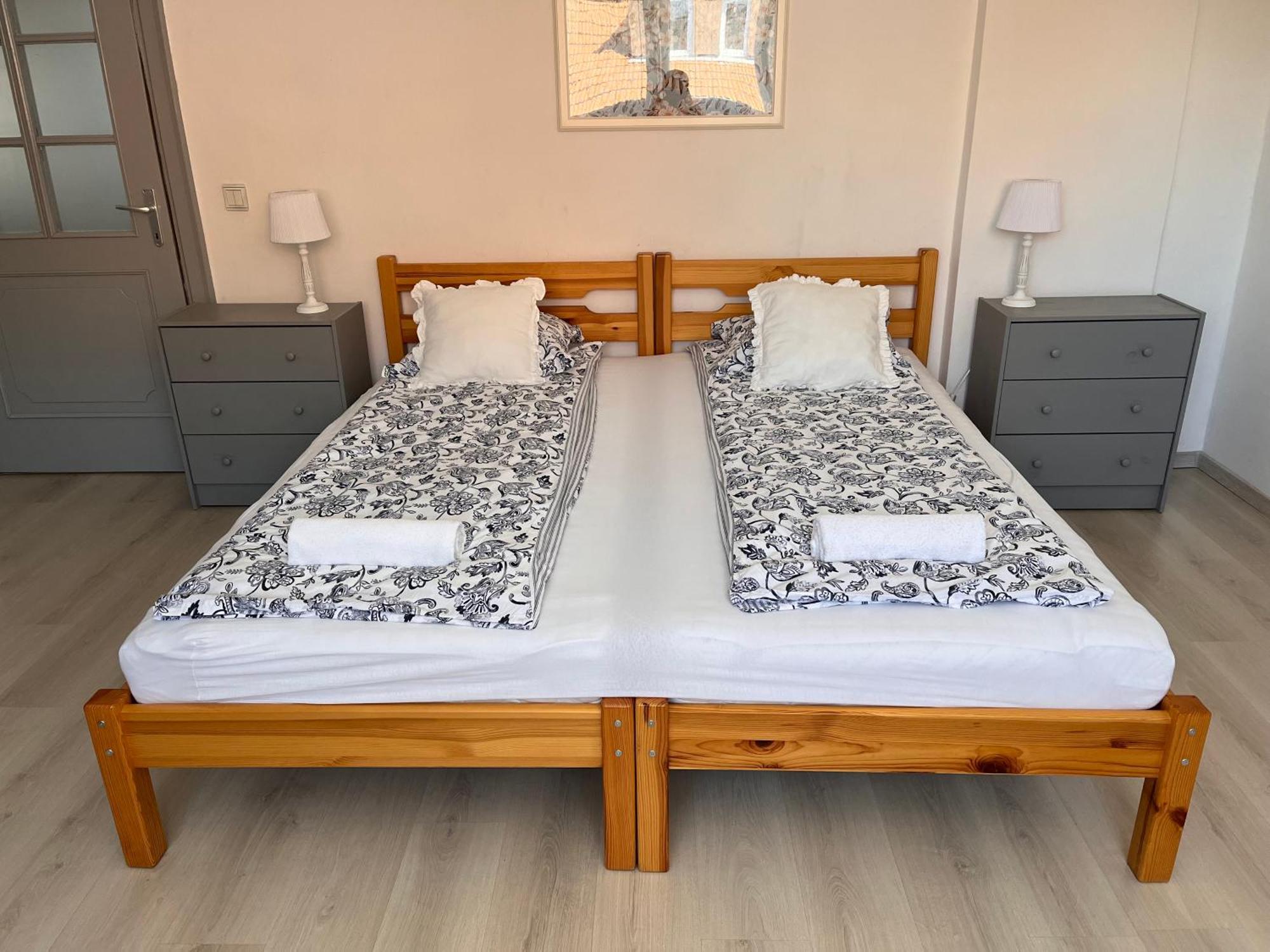 Pacsirta Apartman Grand Еґер Екстер'єр фото