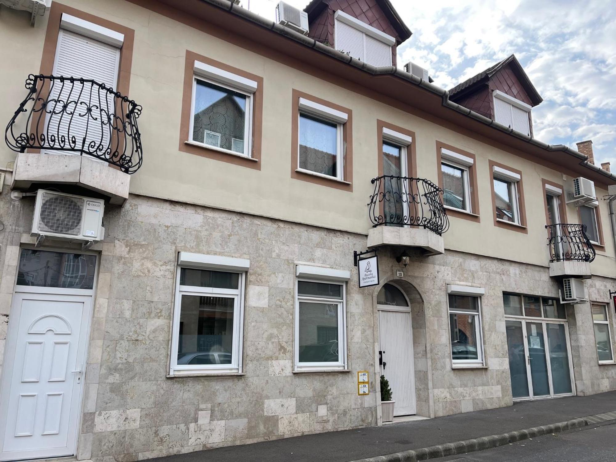 Pacsirta Apartman Grand Еґер Екстер'єр фото